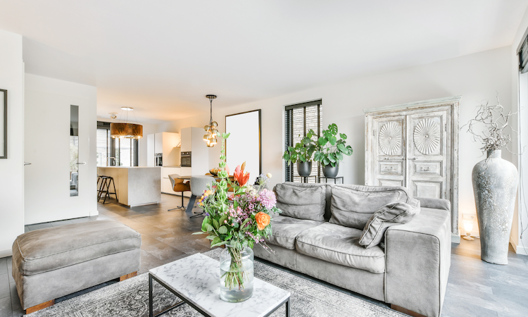Pros and cons of painting ceiling same color as walls
